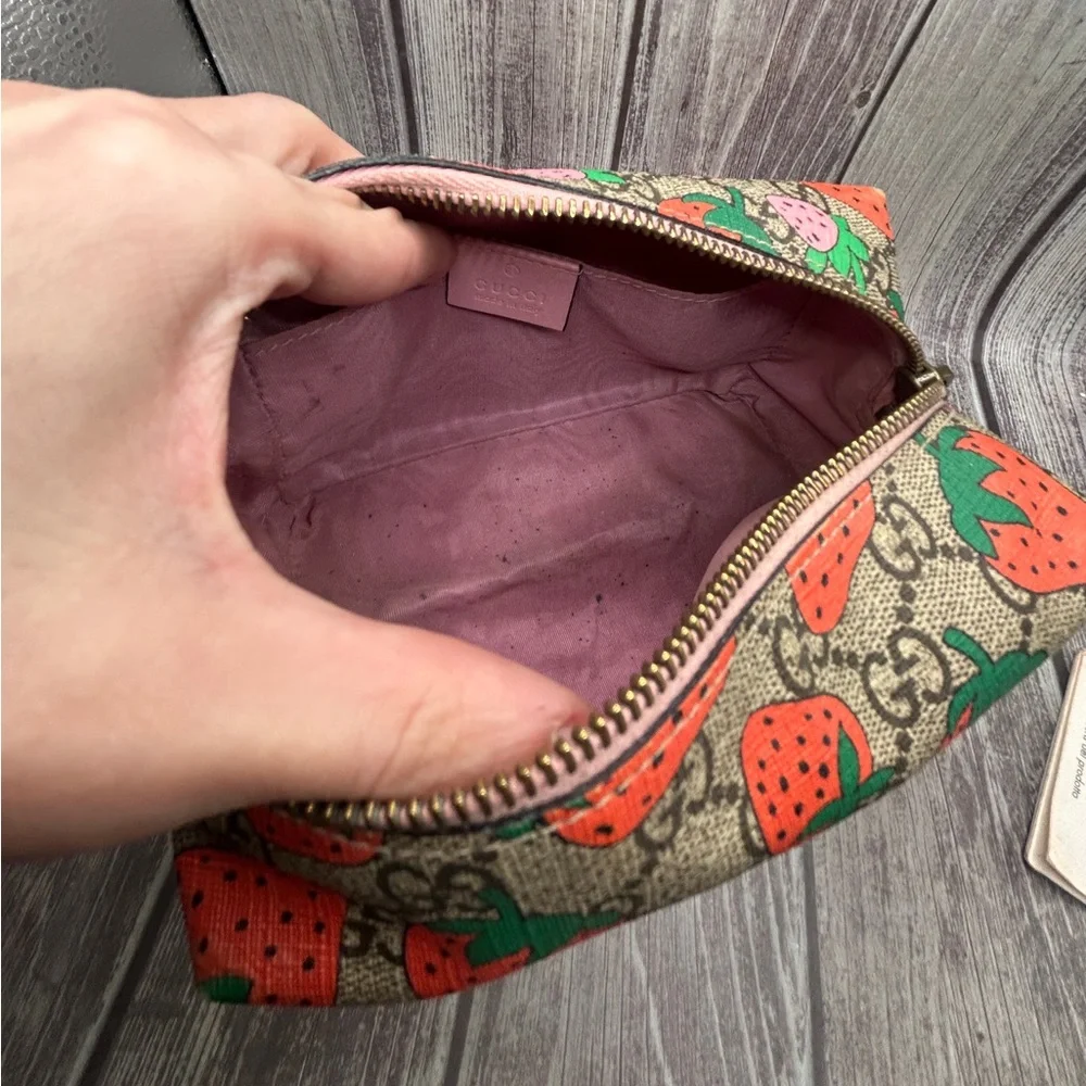 🍓GUCCI Strawberry GG Supreme Large Cosmetic Bag Pouch Limited Edition RARE